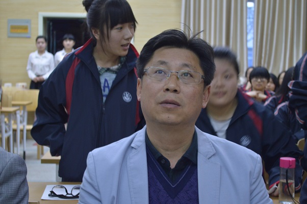 院党委书记吕达观看学生宿舍党建文化展示